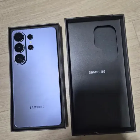 Galaxy S26 Ultra von hinten, neben der geöffneten Verpackung