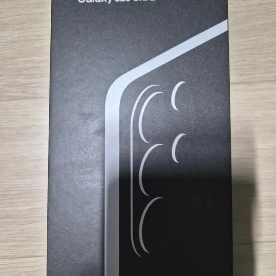 Schwarzer Karton des Galaxy S26 Ultra mit aufgedruckten Kameraringen