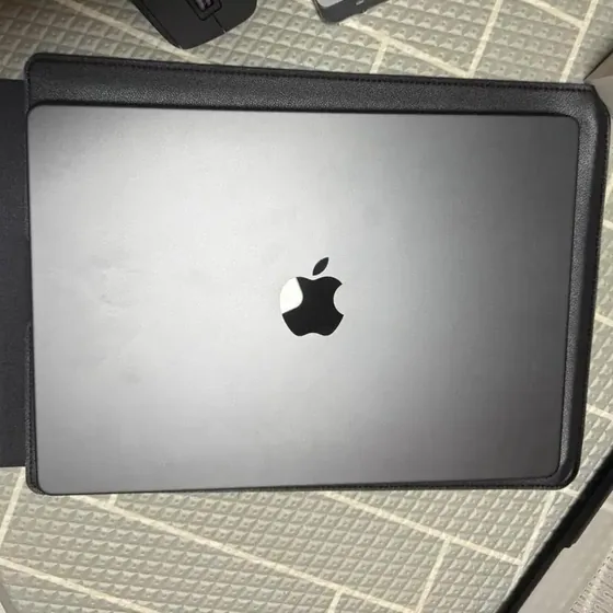 MacBook Pro 14 Zoll in Space Schwarz, zugeklappt in der Verpackung